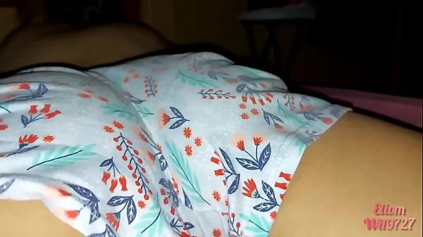 video casero con mi hermanastra primera vez en su cama hacemos cosas debajo de las sabanas